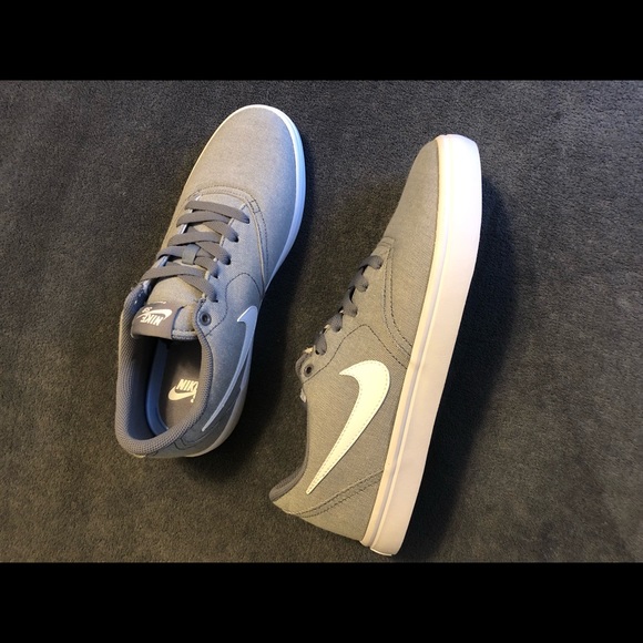 Nike Shoes - Nike sb light grey